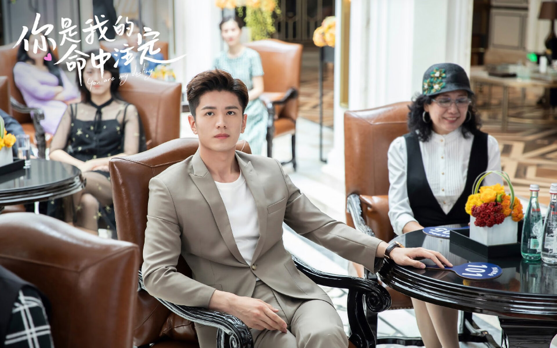 您提供的这个组合非常有趣—它混合了现实与想象,充满了叙事张力。以下是我的构思